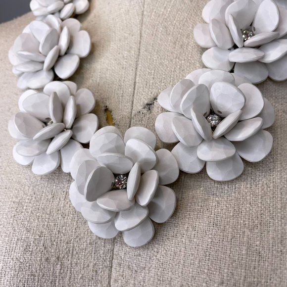 NWT J.Crew Rosette White‎ Floral Statement Necklace - Picture 4 of 10